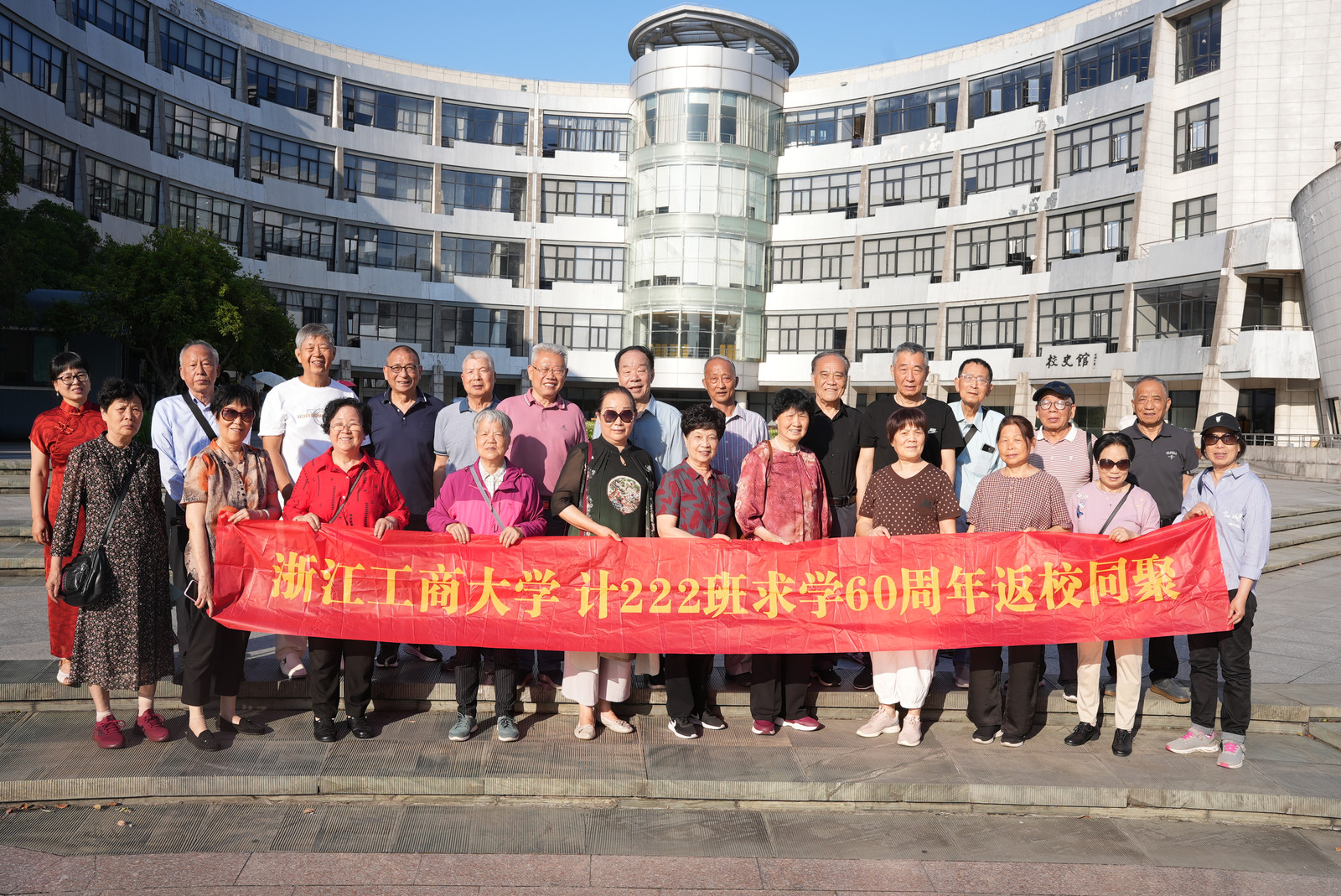 图书馆合照.jpg 图书馆合照.jpg