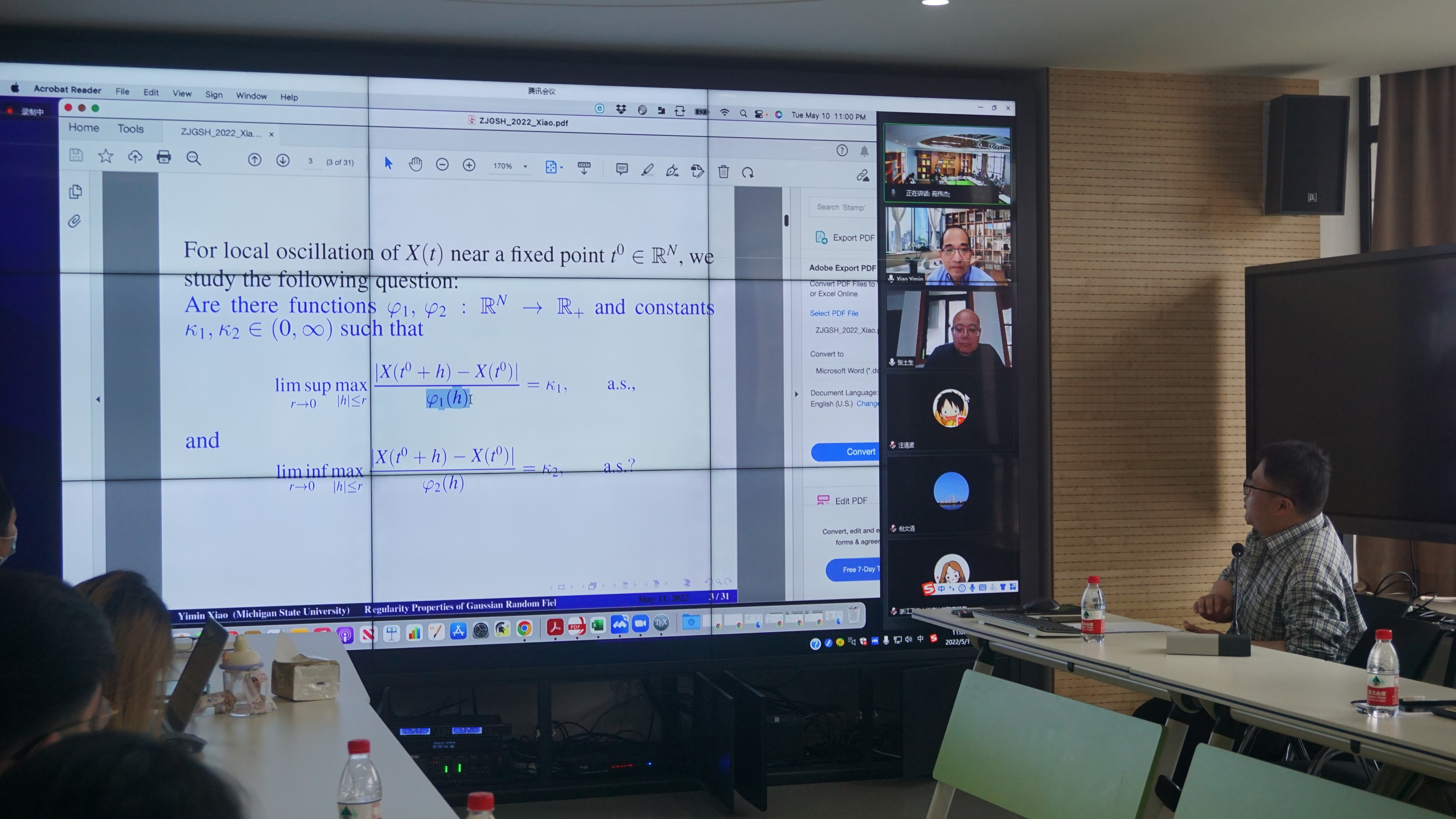 肖教授与同学讨论.jpg 肖教授与同学讨论.jpg